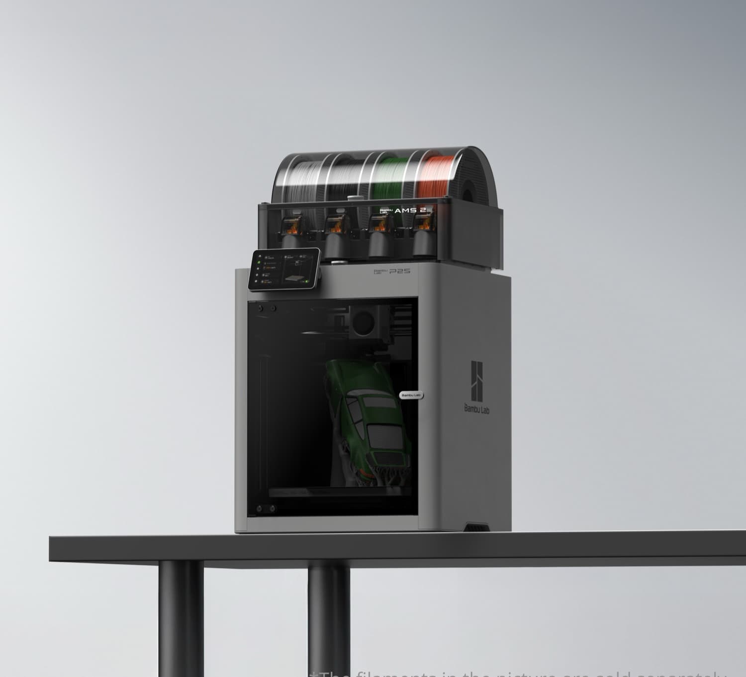 پرینتر Bambu Lab P2S Combo روی میز کار در حال چاپ قطعه